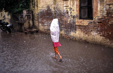 Agra  Indien  Hochwasser waehrend eines Monsungewitters