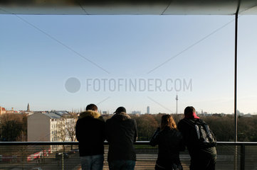 Berlin  Deutschland  Besucher auf dem Aussichtsturm an der Mauergedenkstaette