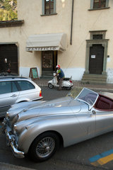 Tirano  Italien  ein Jaguar XK 140 Roadster parkt am Strassenrand