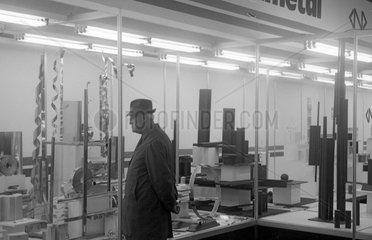 Dresden  DDR  Mann betrachtet einen Schaukasten auf der Bulgarischen Nationalausstellung