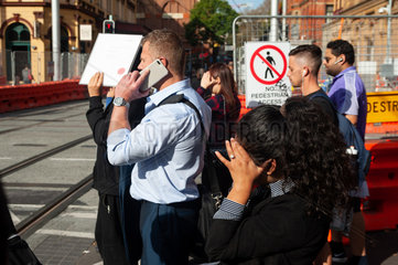 Sydney  Australien  Menschen warten an einer Fussgaengerampel in Chinatown
