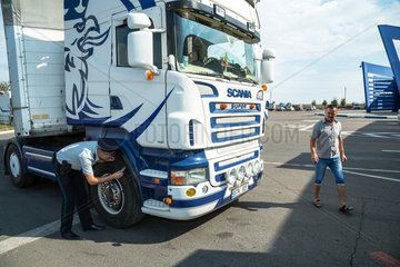 Tudora  Republik Moldau  Kontrolle eines LKWs an der moldawisch-ukrainischen Grenze