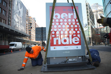 Berlin  Deutschland  Plakat fuer die Berlinale 2009 am Potsdamer Platz