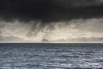 Daenemark  dunkle Wolken ueber dem Nordatlantik