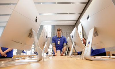 Berlin  Deutschland  iMacs im neuen Apple Store Berlin