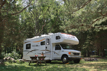 Gloucester  USA  Campingplatz unter Baeumen mit Wohnmobil