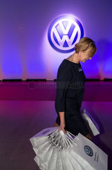 Wreschen  Polen  Mitarbeiterin vor dem VW-Logo zur Eroeffnung des Werks von VW Nutzfahrzeuge