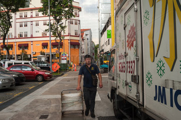 Singapur  Republik Singapur  Mann geht zu seinem Lieferwagen