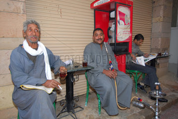 Luxor  Aegypten  Maenner in einem Kaffeehaus