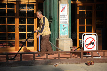 Nikosia  Tuerkische Republik Nordzypern  Mann saugt den Eingangsbereich der Selimiye-Moschee