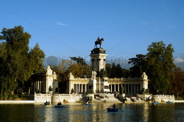 Madrid  Spanien  Monument fuer Alfons XII. und kuenstlicher See im Retiro-Park