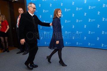 Berlin  Deutschland  Dieter Kosslick und Schauspielerin Isabelle Huppert auf der Berlinale