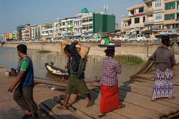 Mawlamyaing  Myanmar  Arbeiter be- und entladen ein Frachtschiff