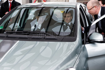 Berlin  Deutschland  Sigmar Gabriel  SPD  Bundeswirtschaftsminister  und Emmanuel Macron  PS  franzoesischer Wirtschaftsminister  in einem Brennstoffzellenfahrzeug
