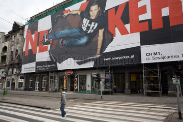 Posen  Polen  ein grosses Werbeplakat in einer Einkaufsstrasse in Posen