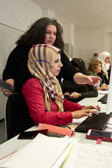 Berlin  Deutschland  Fluechtlingsfrauen lernen den Umgang mit dem Computer