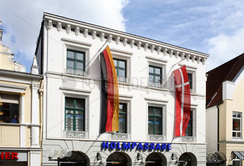 Flensburg  Deutschland  Holmpassage mit deutscher und daenischer Flagge