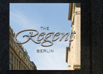 Berlin  Deutschland  Schild des Hotel The Regent Berlin