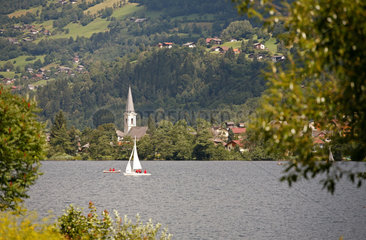 Feld am See  Oesterreich  Blick ueber den Brennsee im Gegendtal