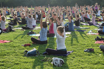 Berlin  Deutschland  Menschen beim Open Air Yoga im Park am Gleisdreieck