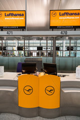 Muenchen  Deutschland  leere Schalter der Lufthansa am Flughafen Muenchen
