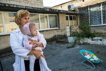 Kischinau  Moldawien  Betreuerin mit einem Saeugling in einem staatlichen Waisenhaus