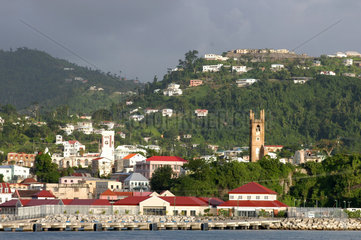 St. Georges  Grenada  Blick vom Wasser auf die Stadt