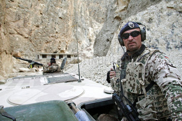 Mazar-e Sharif  Afghanistan  ISAF-Soldat in der Luke eines Panzers  Typ Fuchs