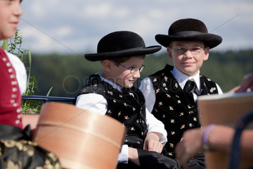 Sankt Maergen  Deutschland  Jungen in traditioneller Tracht auf einer Kutsche