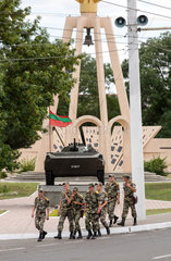 Bender  Republik Moldau  Soldaten am Mahnmal fuer den Transnistrien-Konflikt