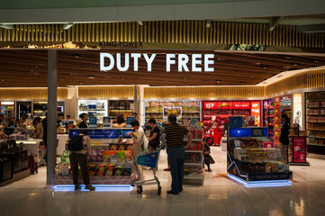 Bangkok  Thailand  Dutyty-Free-Laden im Transitbereich auf dem Flughafen Bangkok