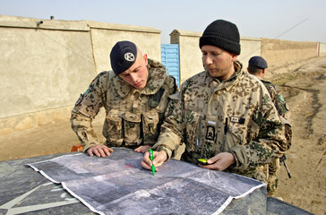 Mazar-e Sharif  Afghanistan  Bundeswehrsoldaten ueberpruefen die Koordinaten