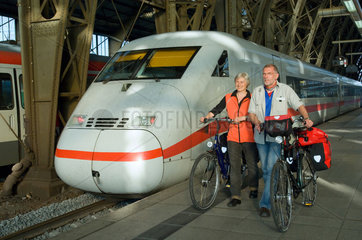 Bremen  Deutschland  zwei Fahrradfahrer schieben auf einem Bahnsteig ihre Fahrraeder