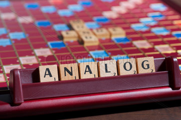 Hamburg  Deutschland  Scrabble-Buchstaben bilden das Wort ANALOG