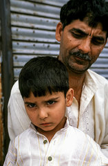 Srinagar  Indien  Portraet eines Vaters mit seinem Sohn