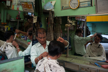 Yangon  Myanmar  Kunde bei einem Frisoer