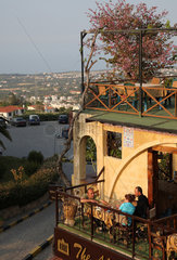 Bellapais  Tuerkische Republik Nordzypern  einheimische Gaeste eines Restaurants