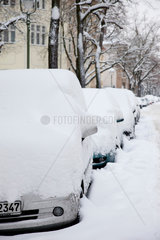 Berlin  Deutschland  parkende Autos unter einer Schneedecke