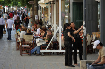 Nikosia  Republik Zypern  die Einkaufsmeile Ledra Street mit Strassencafes