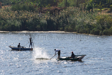 Esna  Aegypten  Fischer auf dem Nil