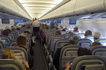 Vantaa  Finnland  Passagiere und Flugbegleiter in einer Flugzeugkabine