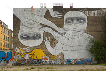 Berlin  Deutschland  Graffiti an einer Brandmauer in Berlin Kreuzberg