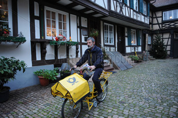 Gengenbach  Deutschland  Brieftraeger Heiner Mueller auf seiner Tour