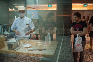 Singapur  Republik Singapur  Angestellter in einem Dim Sum Restaurant im Wisma Atria