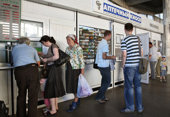 Brest  Weissrussland  Menschen stehen vor der Wechselstube auf dem Bahnhof