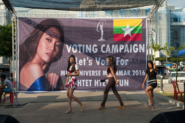 Yangon  Myanmar  Teilnehmerinnen eines Schoenheitswettbewerbs ueben den Ablauf