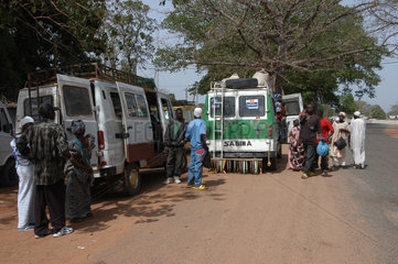 Kanilai  Gambia  Ueberlandbusse stehen bereit