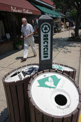 USA  Recycling Muelleimer auf dem Gehsteig