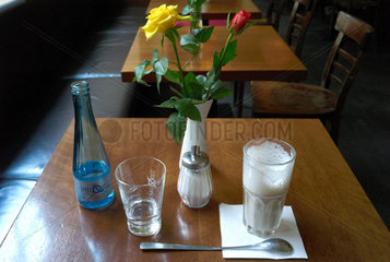 Berlin  Deutschland  Wasser und Latte Macchiato in einem Cafe