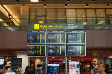 Singapur  Republik Singapur  Anzeigetafeln im Flughafen Singapur